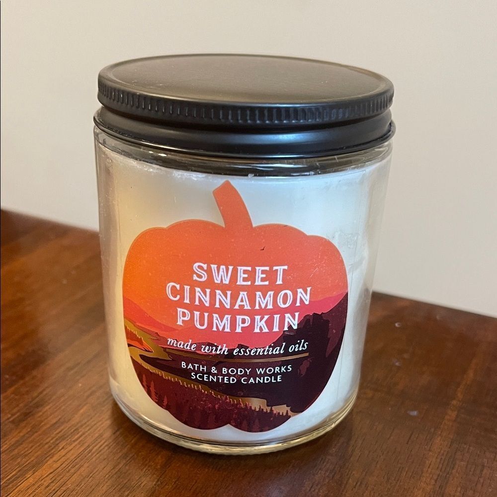 Bath & Body Works Sweet Cinnamon Pumpkin Candle - Cream and Black